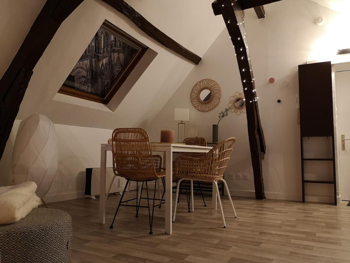 ריימס Logement Cosy Renove Au Pied De La Cathedrale Avec Climatisation מראה חיצוני תמונה